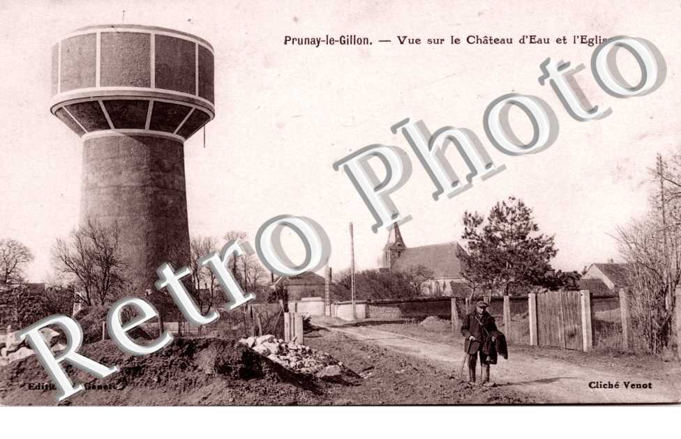 Vue sur le chateau d'eau et l'eglise