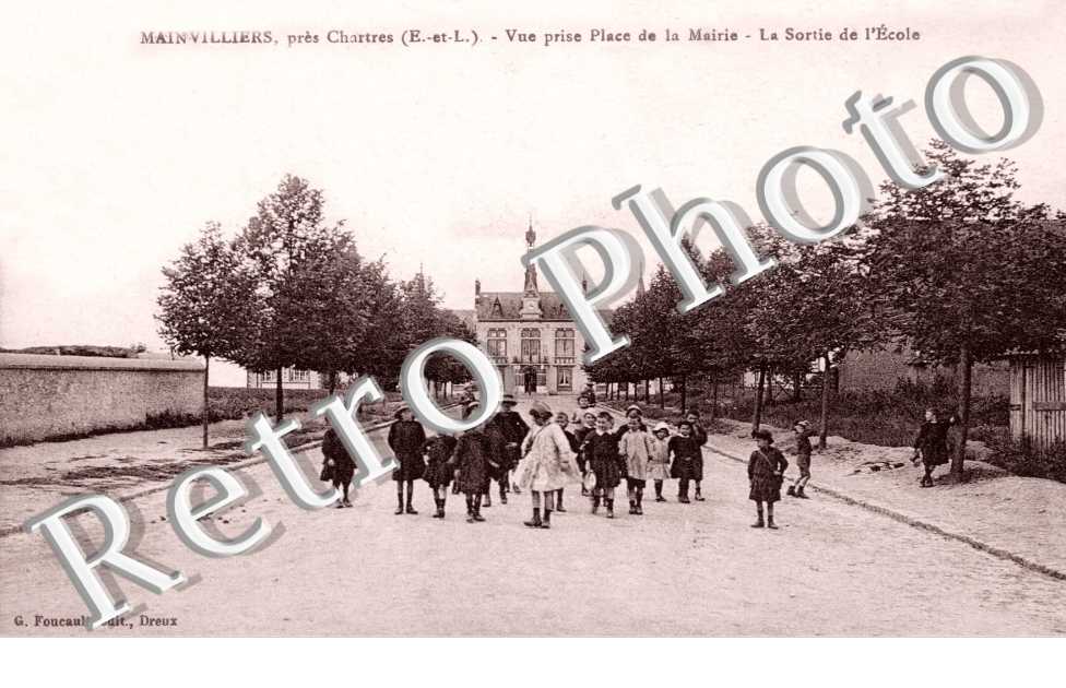 Vue prise place de la mairie - la sortie de l'ecole