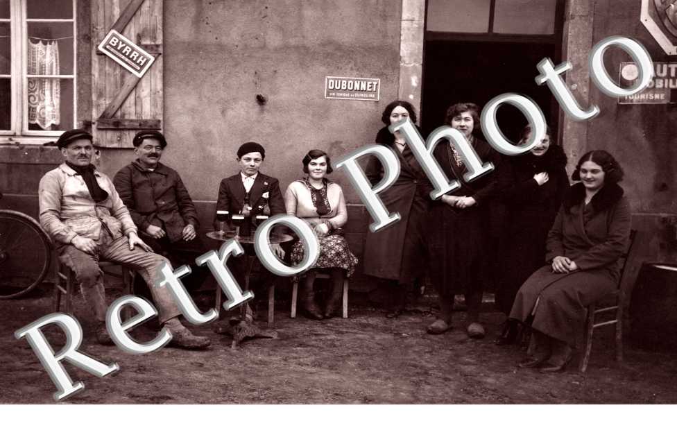 Hommes et Femmes devant un Café