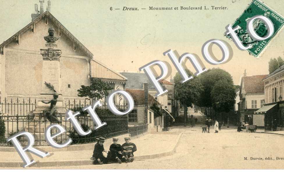 monument et boulevard L.Terrier (couleur)