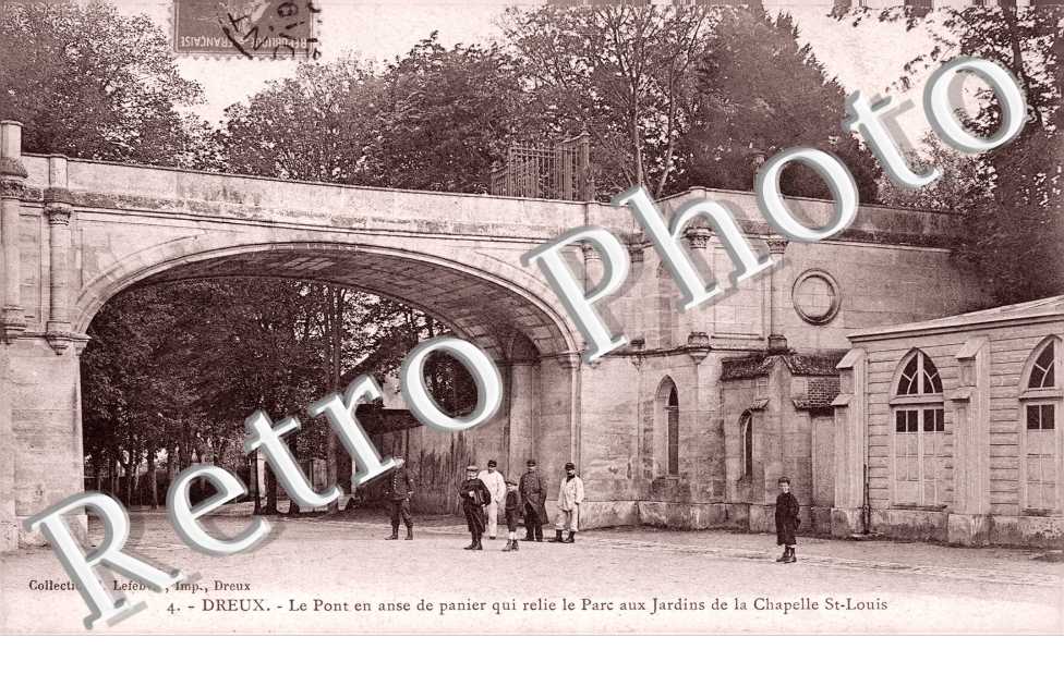 Pont en anse de panier qui relie le parc aux jardins de la Chapelle Saint Louis