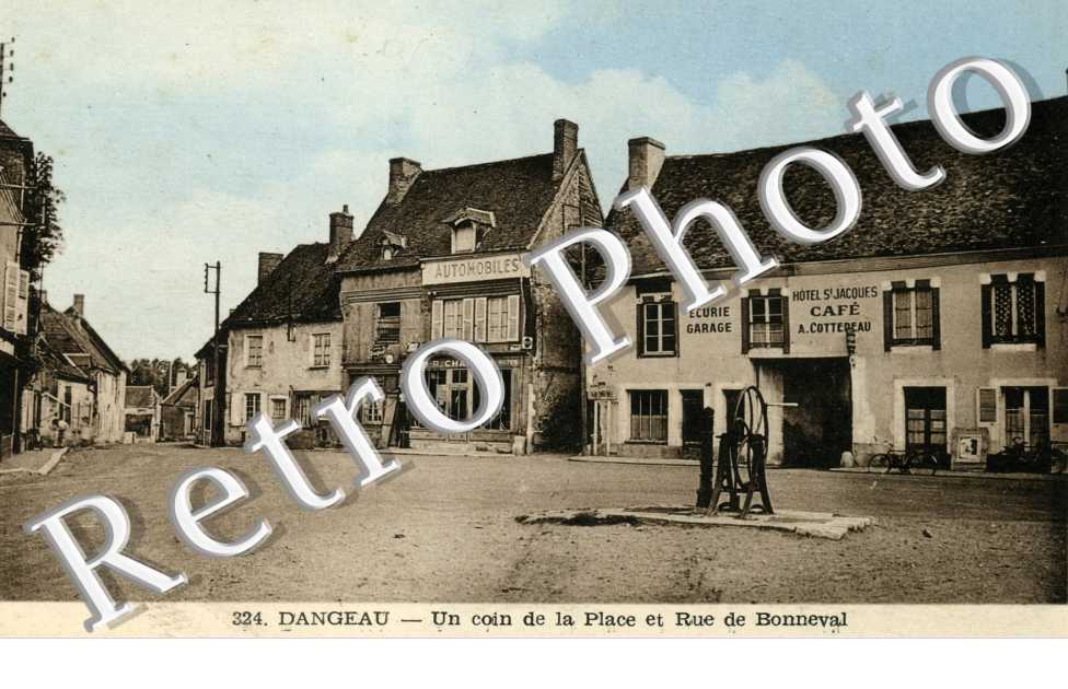 Un coin de la place et rue de Bonneval