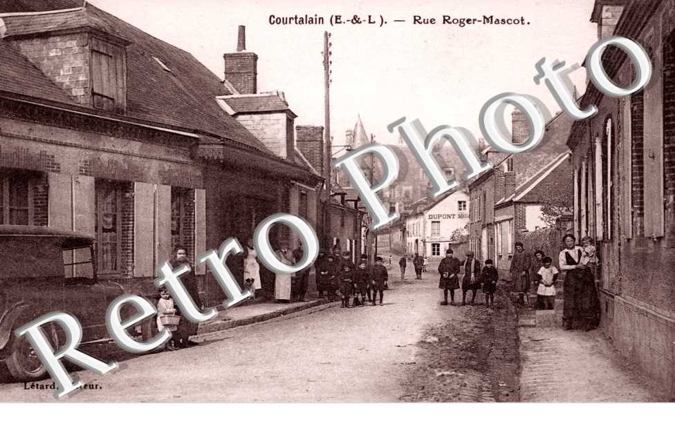 Rue Roger & Mascot