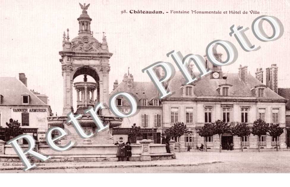 Fontaine Monumentale et Hotel de Ville