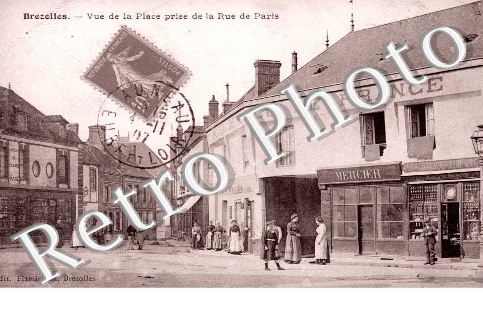Vue de la place prise de la rue de Paris