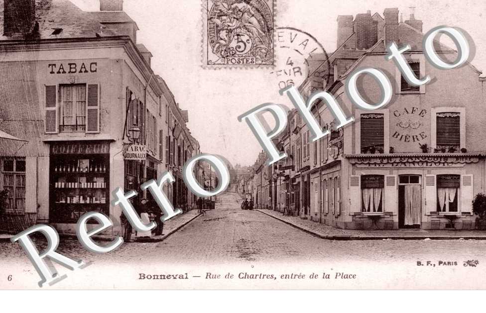 rue de chartres, entree de la place