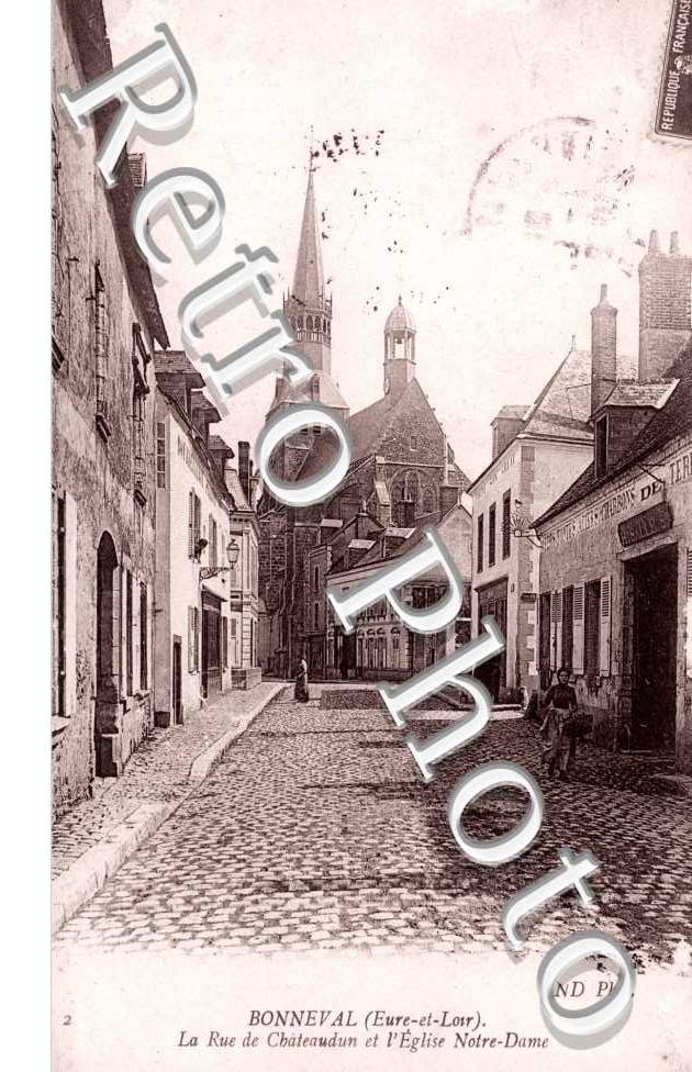 Rue de Chateaudun et l'eglise Notre-Dame