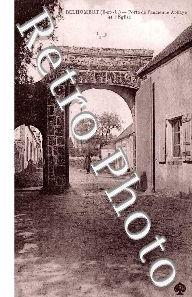 Porte de  l'ancienne abbaye  et l'eglise