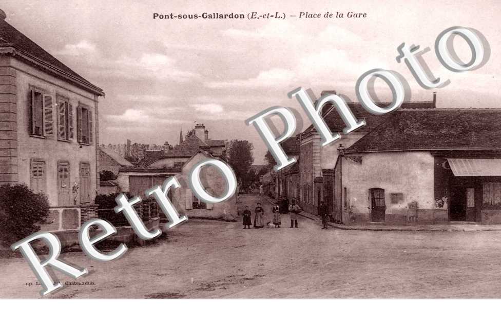 Place de la gare - pont sous Gaillardon