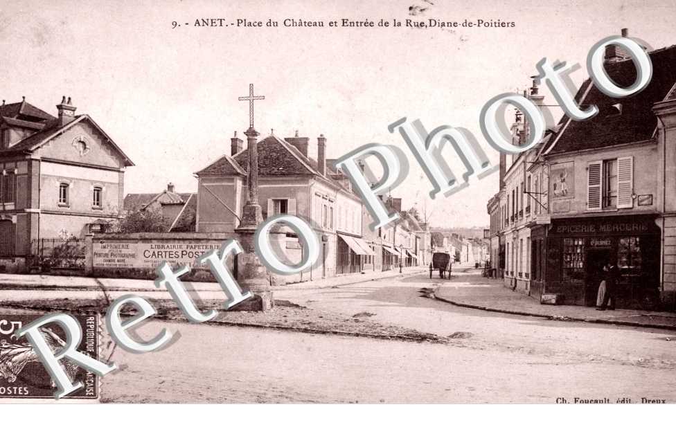 Place du chateau et entree de la rue Diane de Poitiers