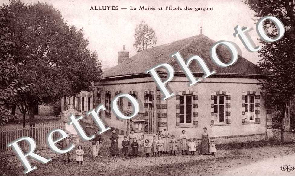 la mairie et l'ecole des garcons
