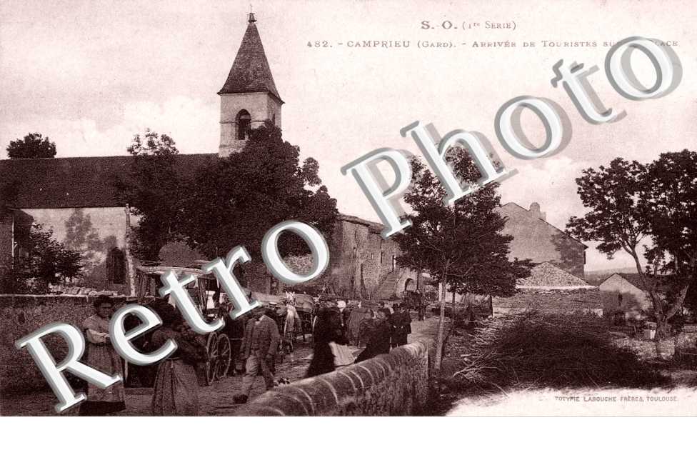 Arrivee de touristes sur la place   - Camprieu