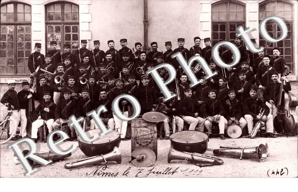 (FANFARE militaire)