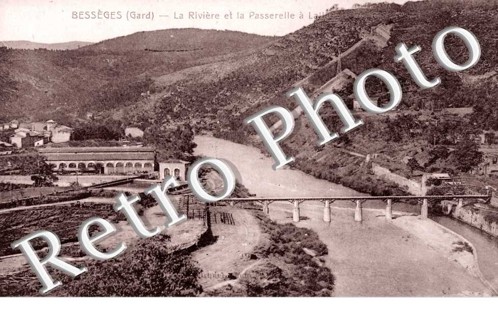 La riviere et la passerelle
