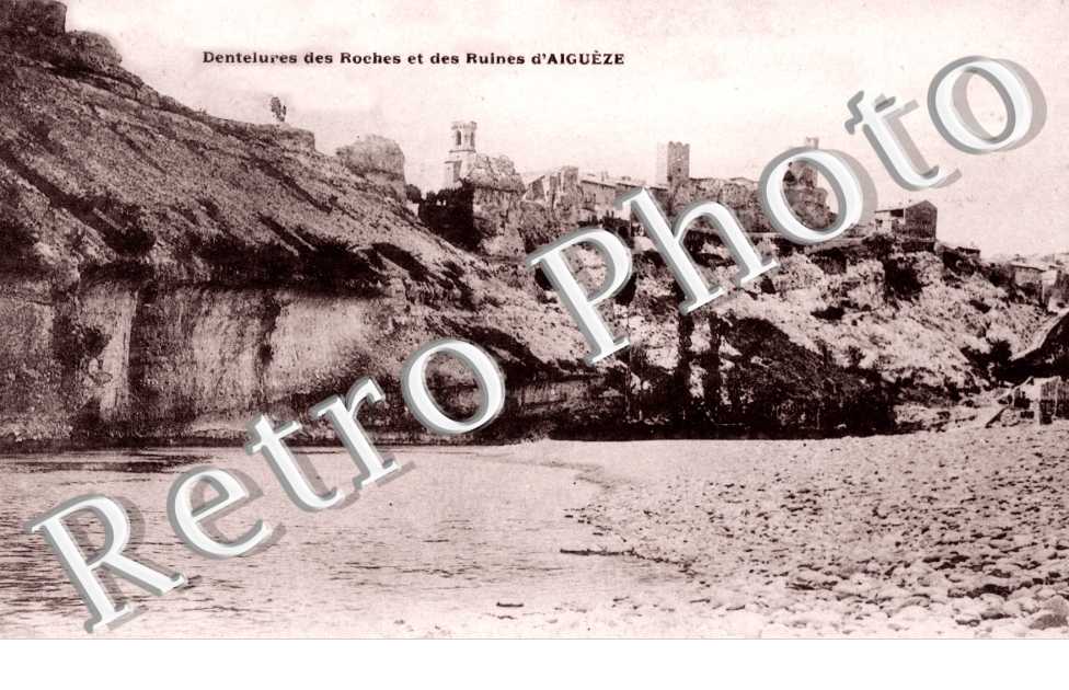 Dentelures des roches et des ruines d'Aigueze