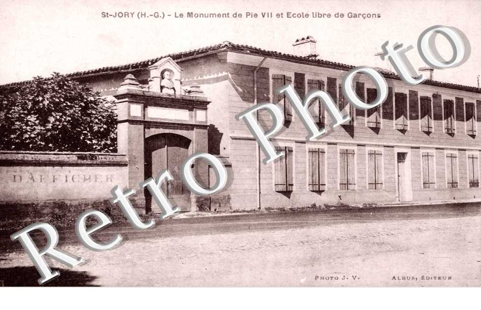Le monument de Pie VII et ecole libre de garcons
