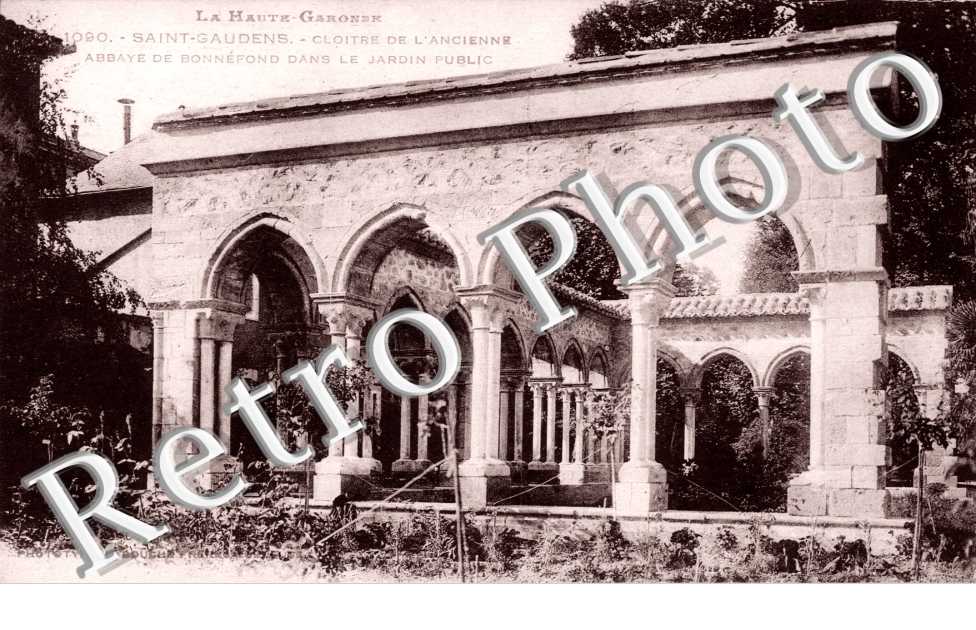 Cloitre de l'ancienne - abbaye de Bonnefond dans le jardin public