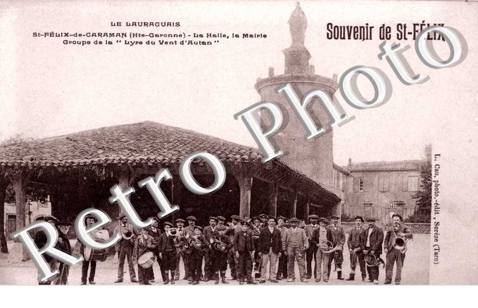 La halle - la mairie - groupe de la "Lyre du vent d'Autan"