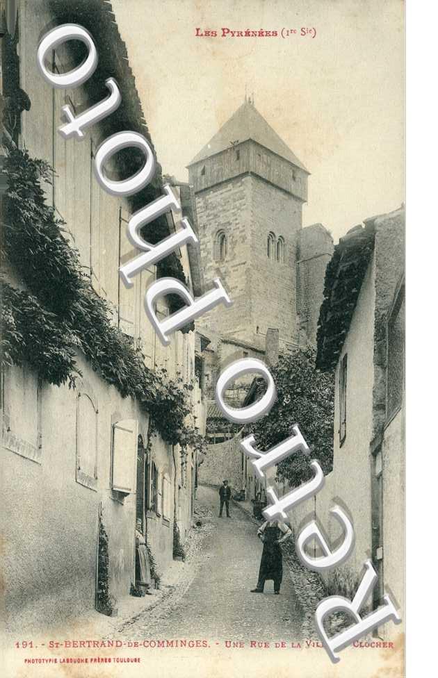 une rue de la ville et clocher