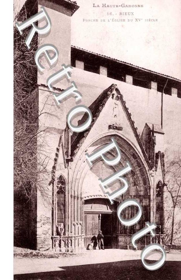 porche de l'eglise du XVe siecle