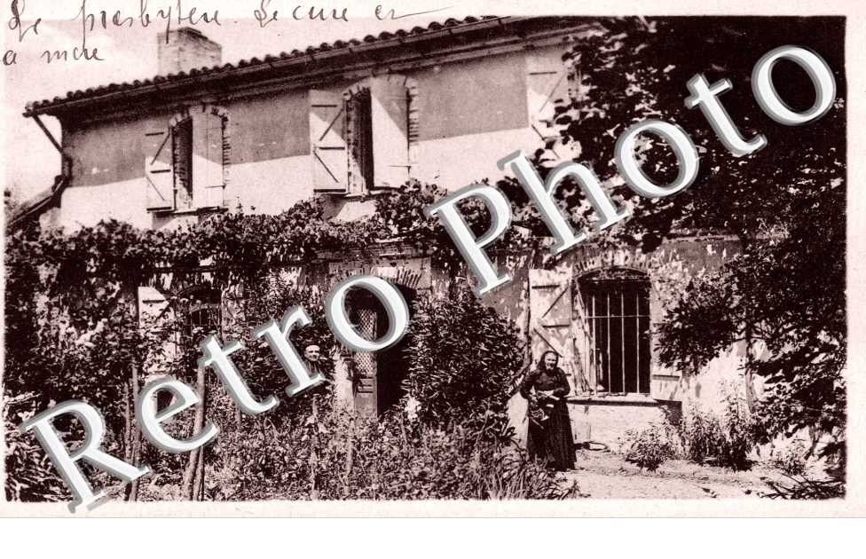 Une Oasis Le presbytere Le cure et sa mere.