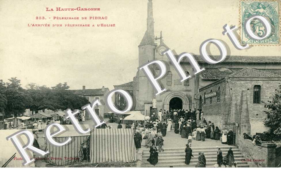 Arrivee d'un pelerinage a l'eglise - Pelerinage