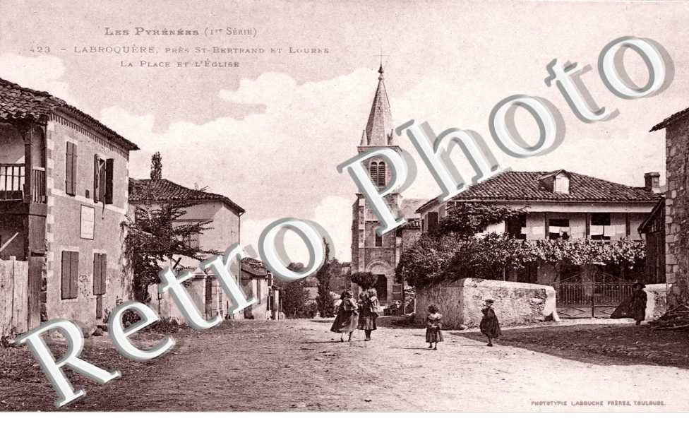 la place et l'eglise