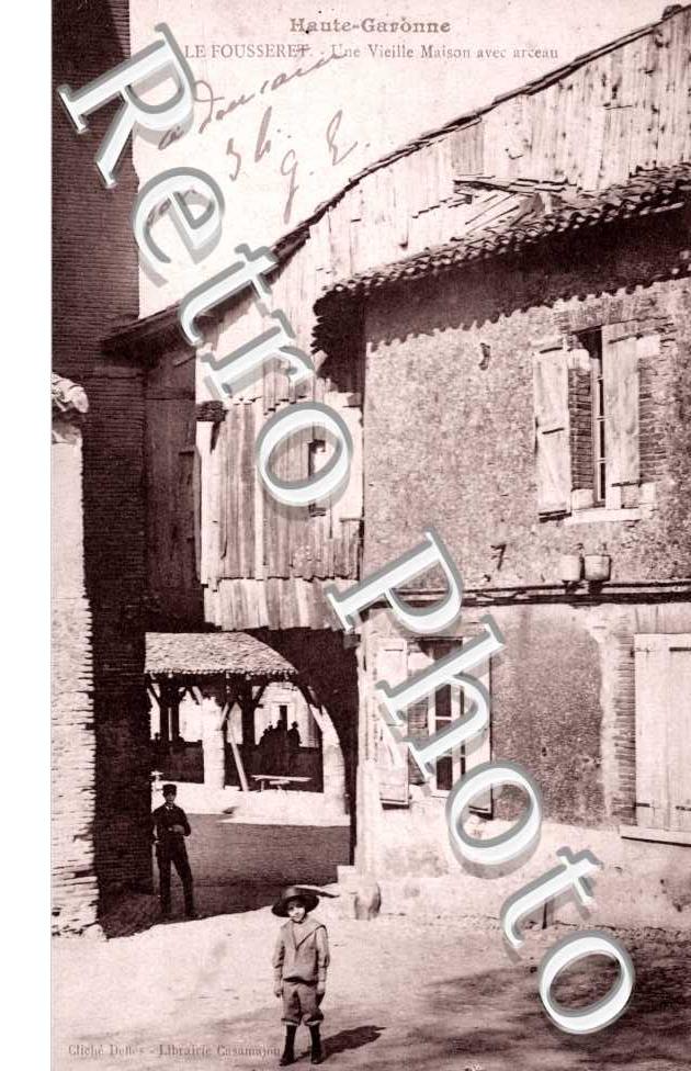 une vieille maison avec arceaux