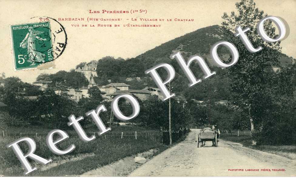 le village et le chateau vus de la route de l'etablissement