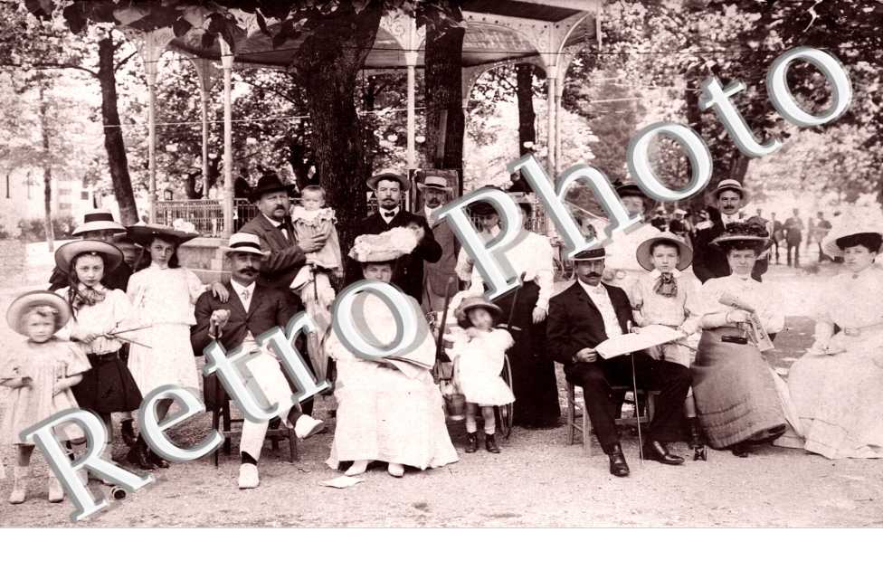 groupe de personnes devant le kiosque