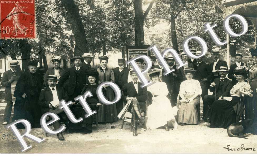 groupe de personnes devant le kiosque