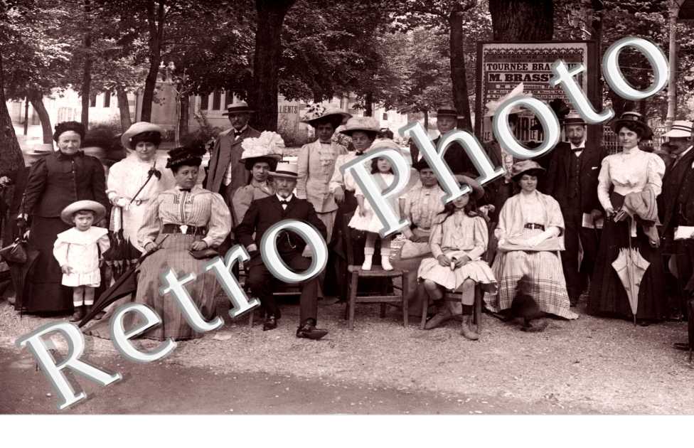groupe de personnes devant le kiosque