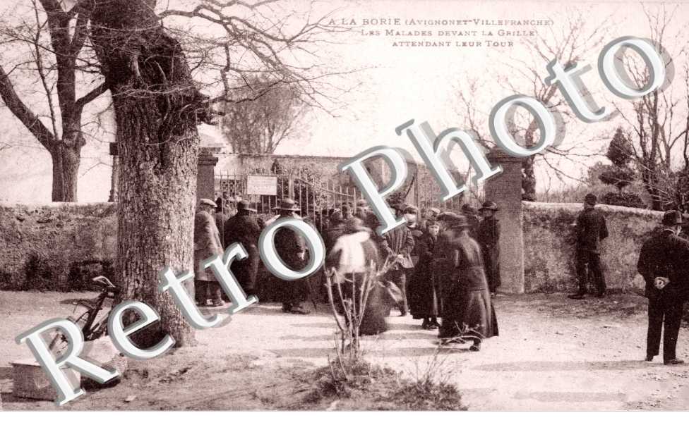 Malades devant la grille