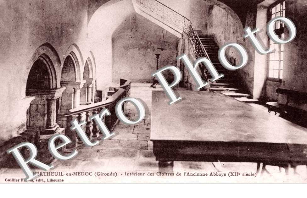 Interieur des Cloitres de l'Ancienne Abbaye