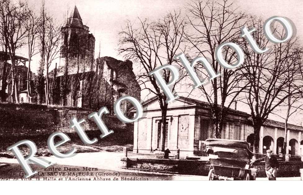 L'hotel de ville, la halle et l'ancienne abbaye de Benedictins