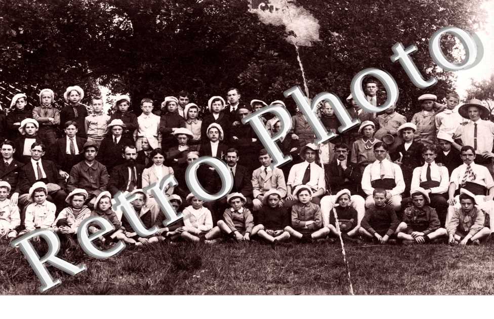 Photo d'un groupe de d'enfants et adultes