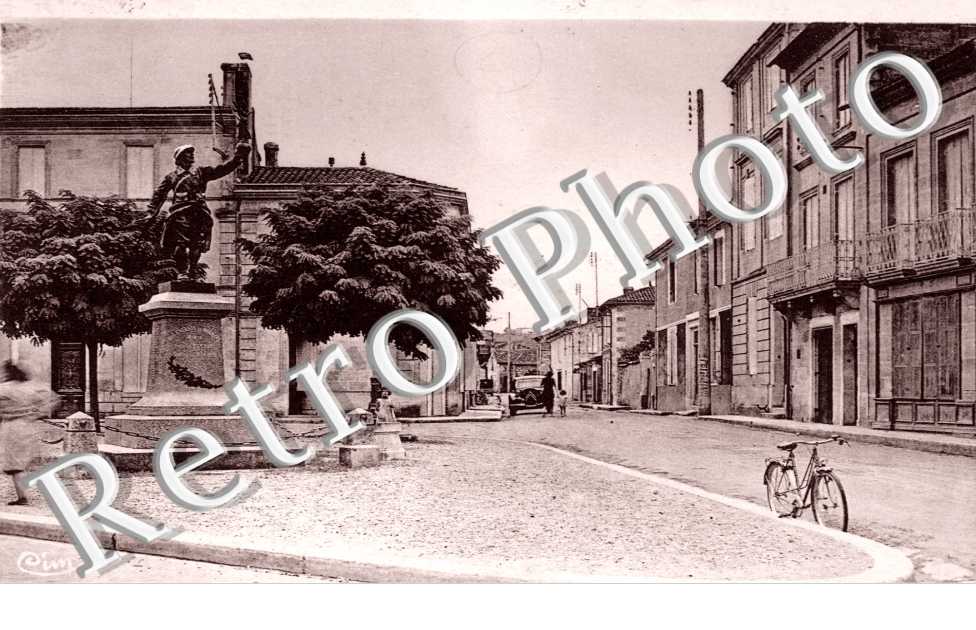 Monument aux morts et avenue de Tizac de Curton