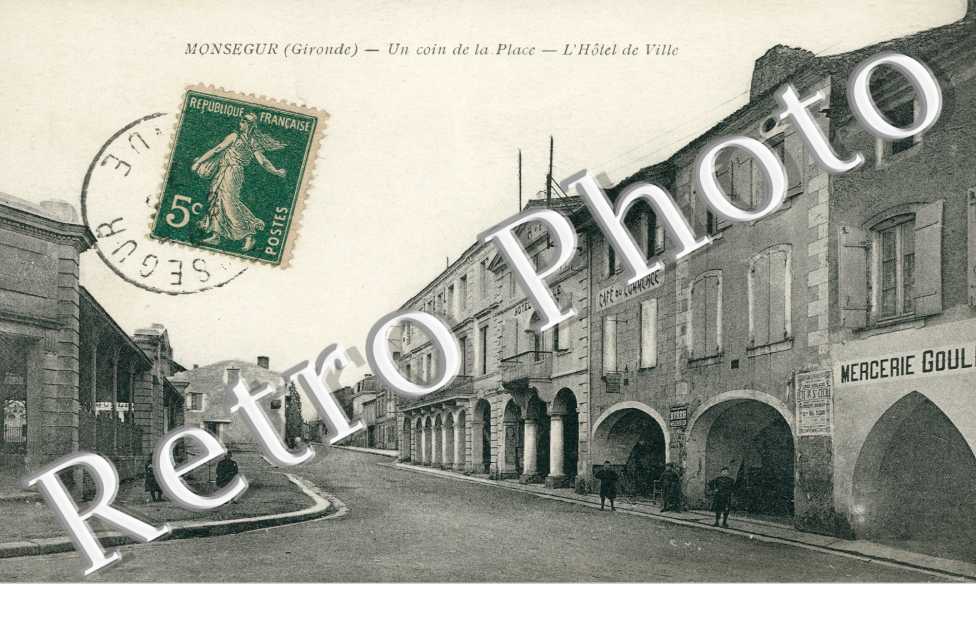 Un coin de la place - l'hotel de ville