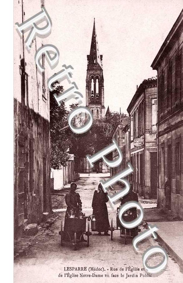 Rue de l'eglise et clocher de l'eglise N.-D