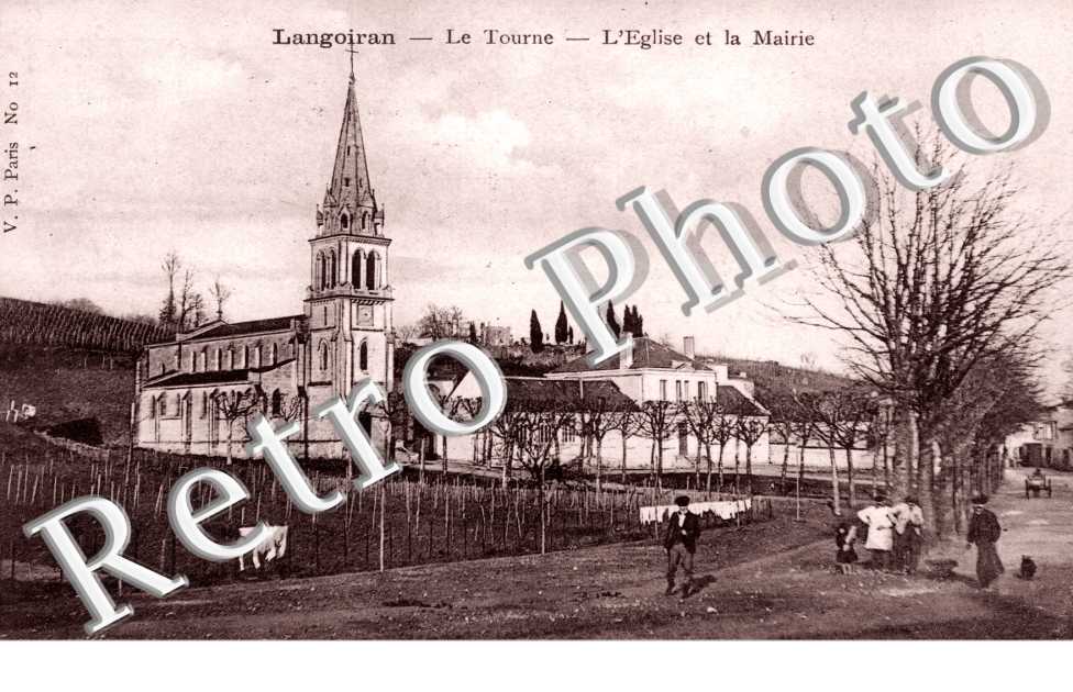 Le Tourne - L'eglise et la mairie
