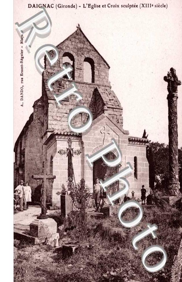 L'Eglise et Croix sculptee