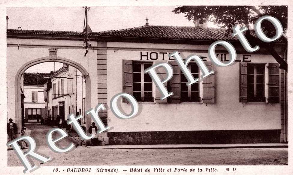 Hotel de ville et porte de la ville