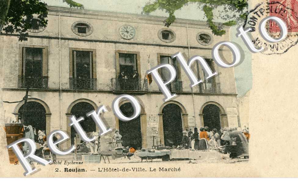 Hotel de Ville et le Marche