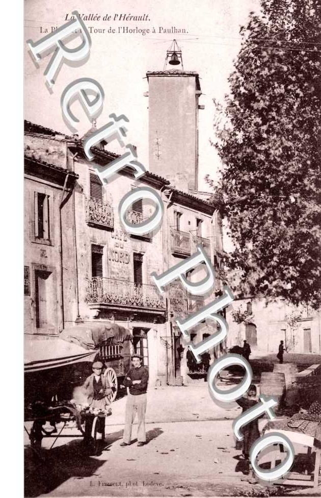 La place et la tour  de l'horloge