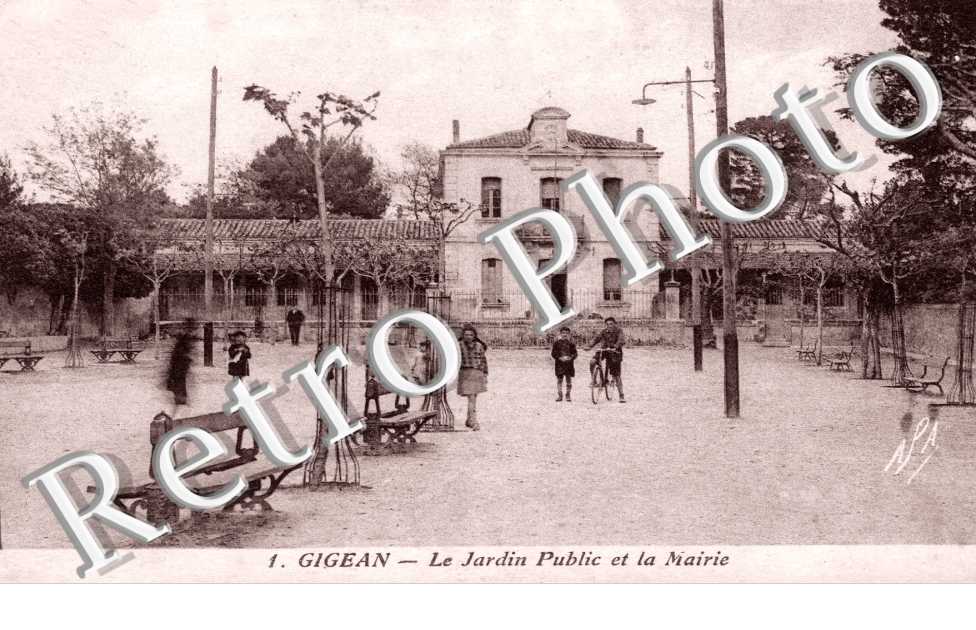 Le jardin public et la mairie