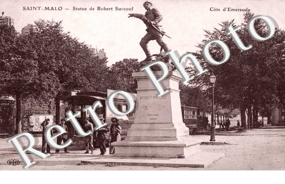 Statue de Robert Surcouf (Rue des Champs Vauverts)