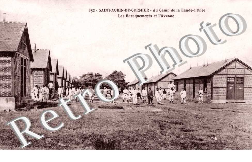 Au camp de la Lande d'Ouee - Les Baraquements et l'Avenue
