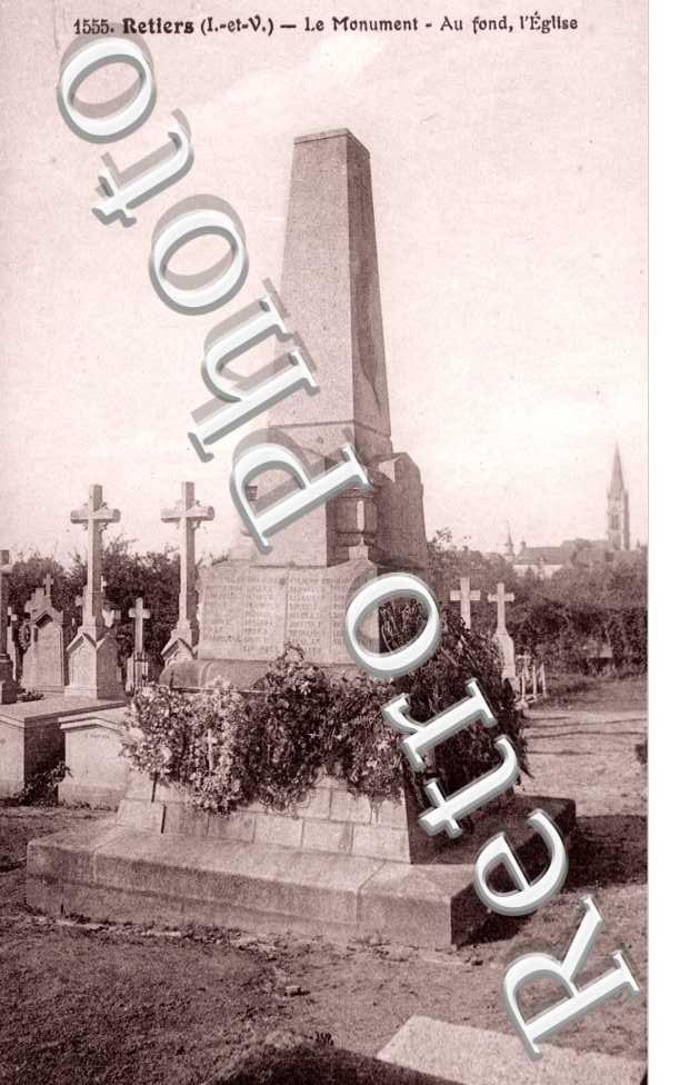 Le Monument - au fond l'Eglise