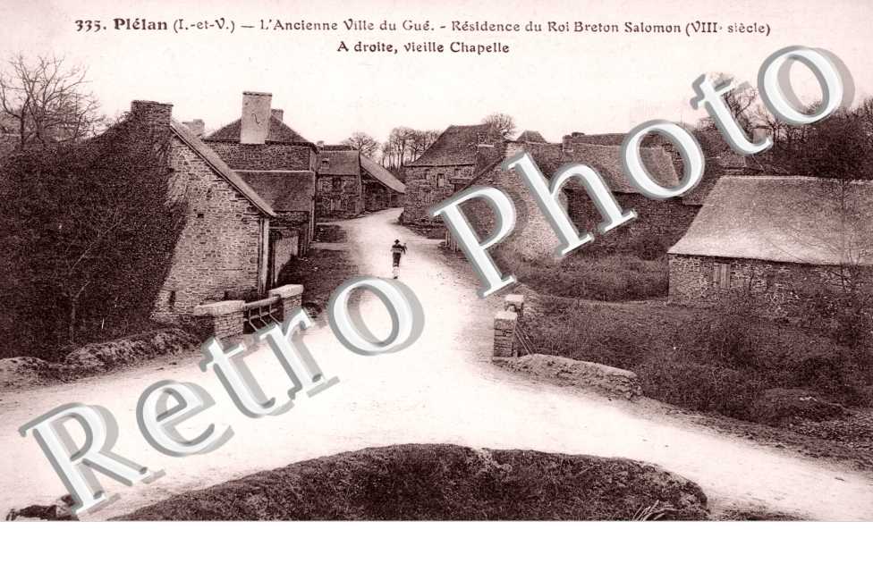 l'ancienne ville du Gue, residence du roi breton salomon, a droite vieille chapelle