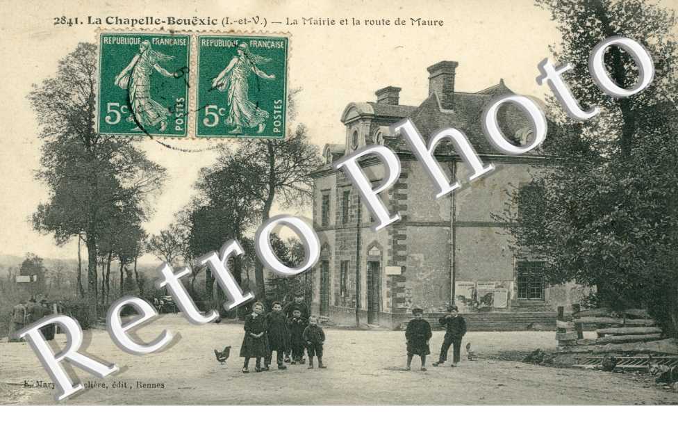 La Mairie et Route de Maure